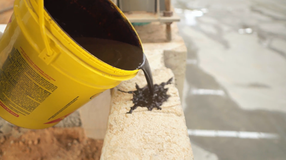 Aplicação do ImperTop — produto sendo despejado em superfície